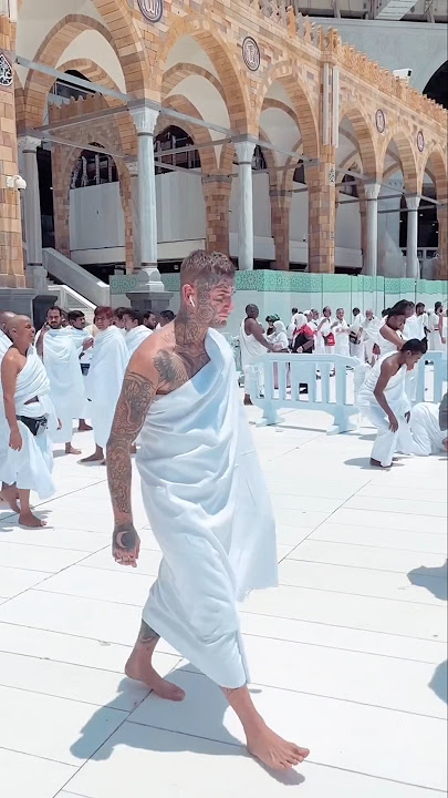 पूरे शरीर पर टैटू बनवाकर उमरा करने आया ये आदमी Makka Shareef Saudi Arabia #umrah #shorts