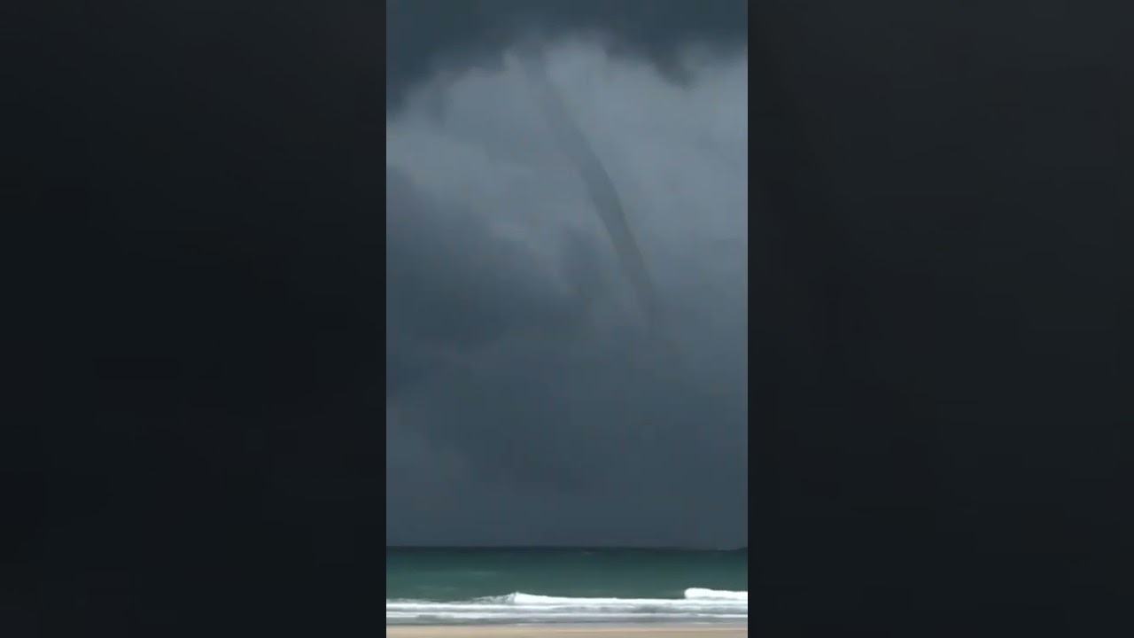 Tromba d'água vista na praia de Maceió na cidade de Camocim-Ceará. 28/01r desconhecido 📸.