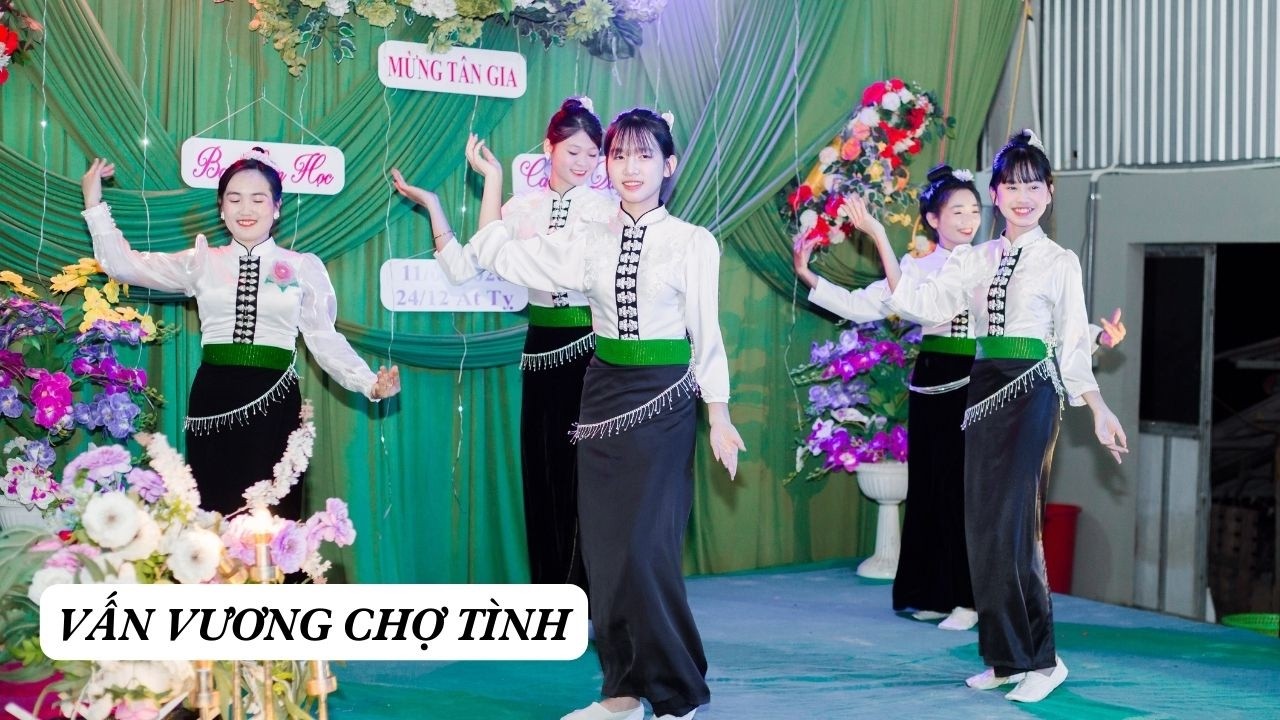 Nhảy “Vấn Vương Chợ Tình” cực vui tại tân gia Học Thức – Nà Cần, Chiềng Sơ