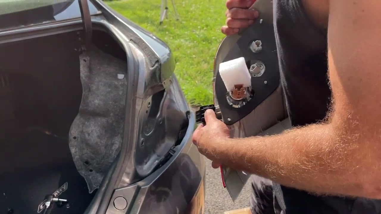 Как заменить задний фонарь на Toyota Camry 2012 (2007-2022) года выпуска. Просто и быстро своими ...