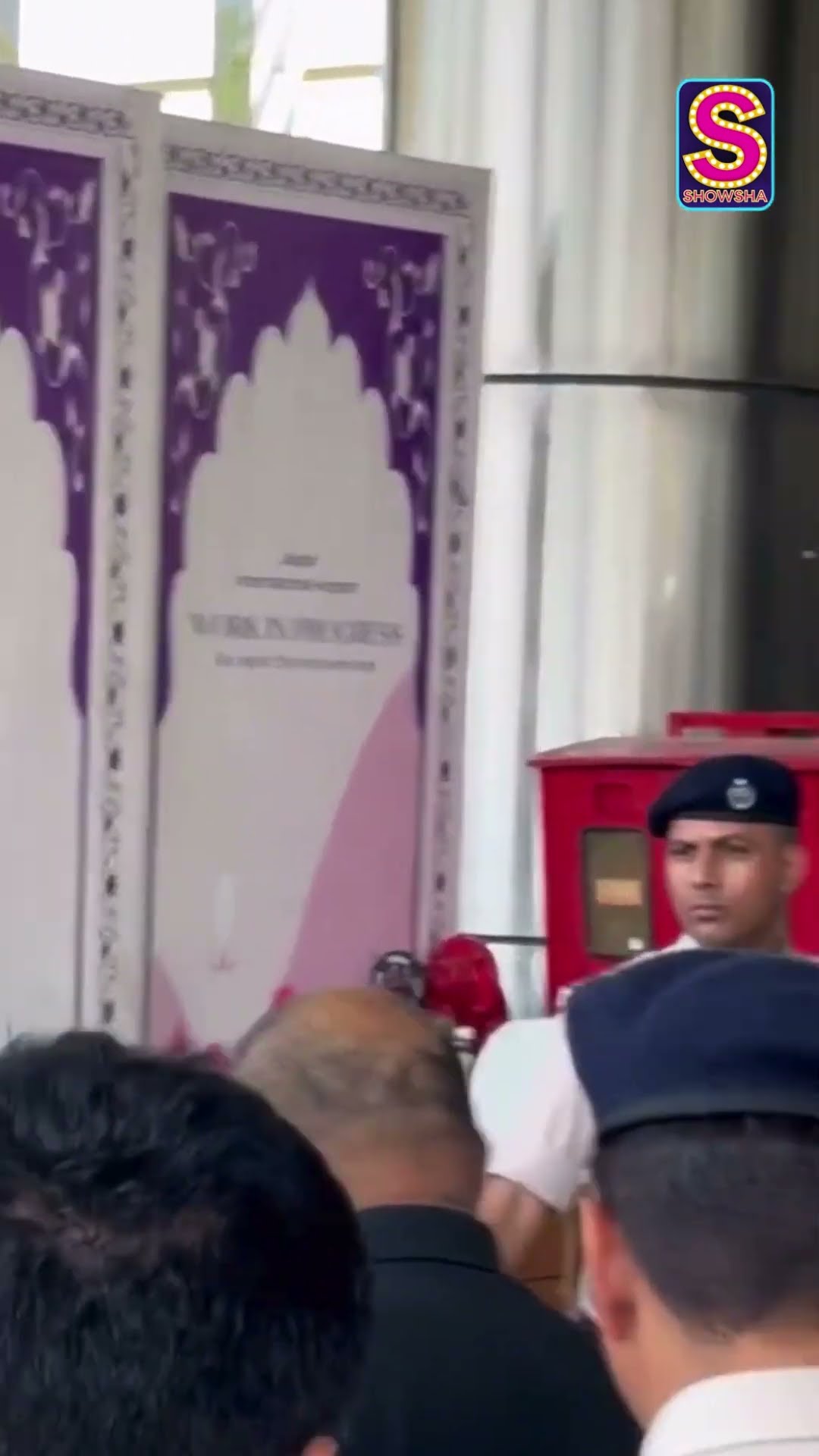 Shah Rukh Khan Walks In Swag As Gets Papped | SRK | N18S | Bollywood | #shortvideo