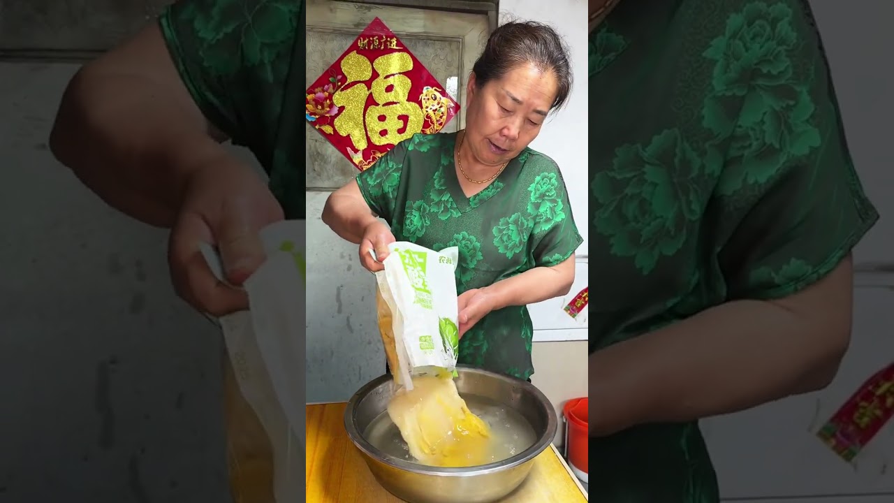 看看俺老婆婆做的酸菜玉米面大蒸饺哈哈哇塞！#记录我的农村生活