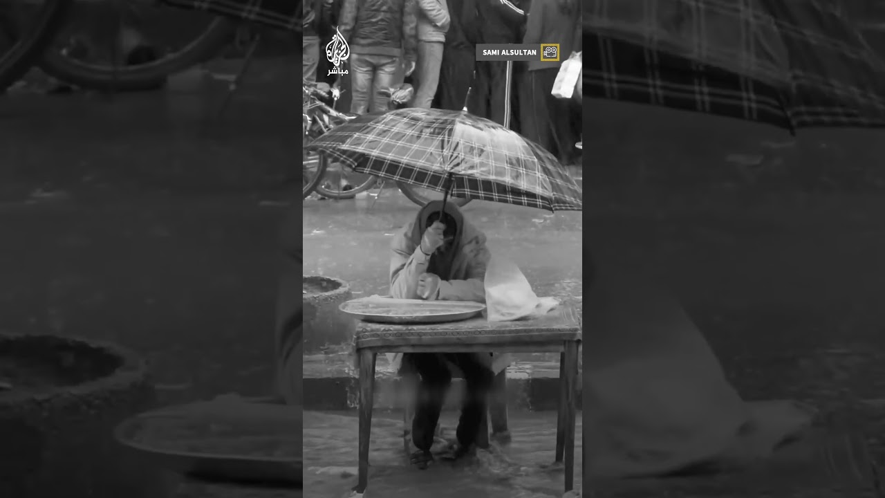 هكذا بدا طفل في غزة وهو يواصل البيع في ظروف صعبة من أجل إعالة أسرته