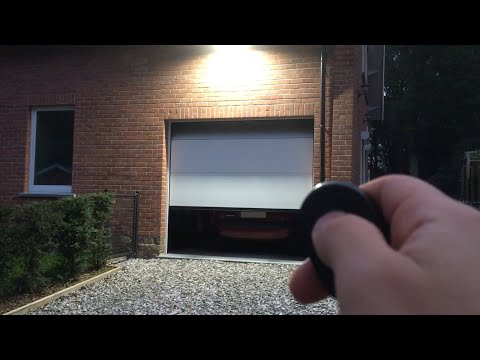 Spot synchronisé à une porte de garage connectée - Sonoff DW2