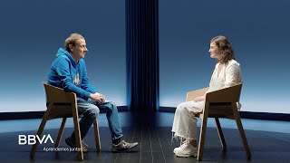 Download Lagu V. Completa. “Buscar la felicidad es imposible; debemos defender la alegría”. A. Espinosa, escritor MP3