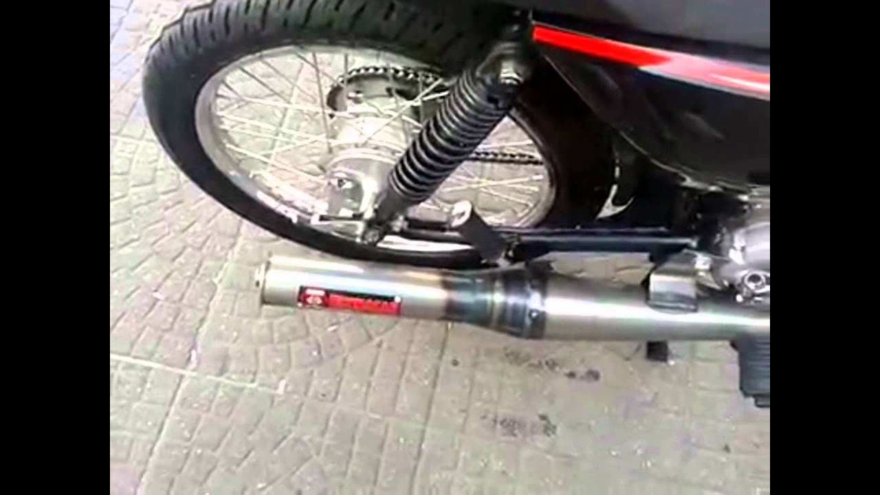 Suzuki ax 100 con escape bennasar - YouTube