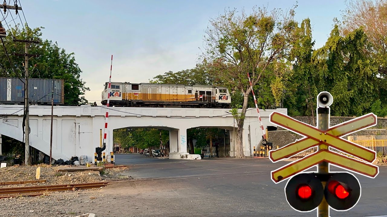 Perlintasan Unik Kereta Api Gembong Surabaya Kota, Jawa Timur