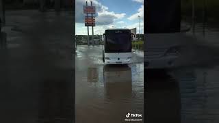 Suda Gi̇debi̇len Otobüs