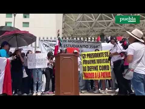 Estudiantes de Derecho de Puebla protestan contra reformas al Poder Judicial