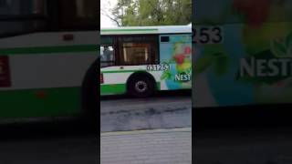 Цветные автобусы 204 на станции метро Войковская и автобус 652 прибыл на станцию метро Строгино(1)