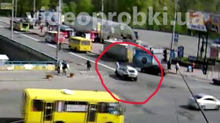 ДТП в Киеве: патрульная полиция сбила женщину на переходе(Сегодня утром возле метро Дорогожичи дорожная камера зафиксировала наезд патрульного автомобиля полиции..., 2016-04-19T20:54:20.000Z)