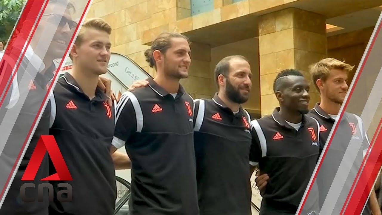 Juventus players greet fans, sign shirts in Singapore - YouTube