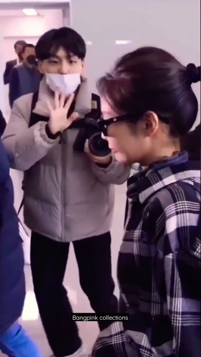 Jennie was blushing when she saw the Cameraman #blackpink #jennie