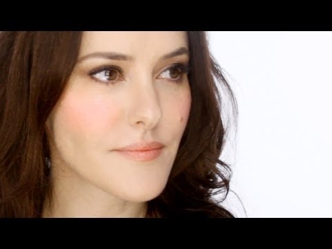 Video: Makeup Hari Ini: Nose Blush First Date Makeup
