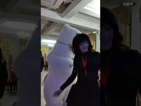 Видео: Таинственный гость заинтересовал всех присутствующих в зале!Поздравление от белого медведя