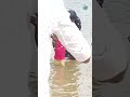 தண்ணீர் மூக்குல போன என்ன ஆகும் பாருங்க | river kuliyal | karikkalavakkam beach #Shorts