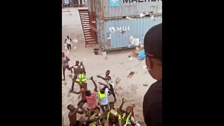 Wizkid spray money for people