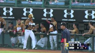07/06 兄弟 vs Lamigo 四局下,黃浩然敲出安打送藍寅倫回本壘,桃猿再度2:2追平分數
