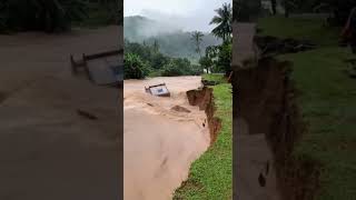 Detikdetik Rumah Tua Di Pinggir Sungai Longsor   Tanah Bergerak Tibatiba Ambruk Ke Sungai