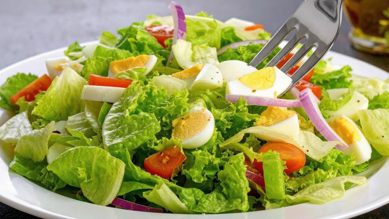 Einfach abnehmen! 🥗 Vitaminreicher, gesunder Salat in 5 Minuten! Fördert die Fettverbrennung!