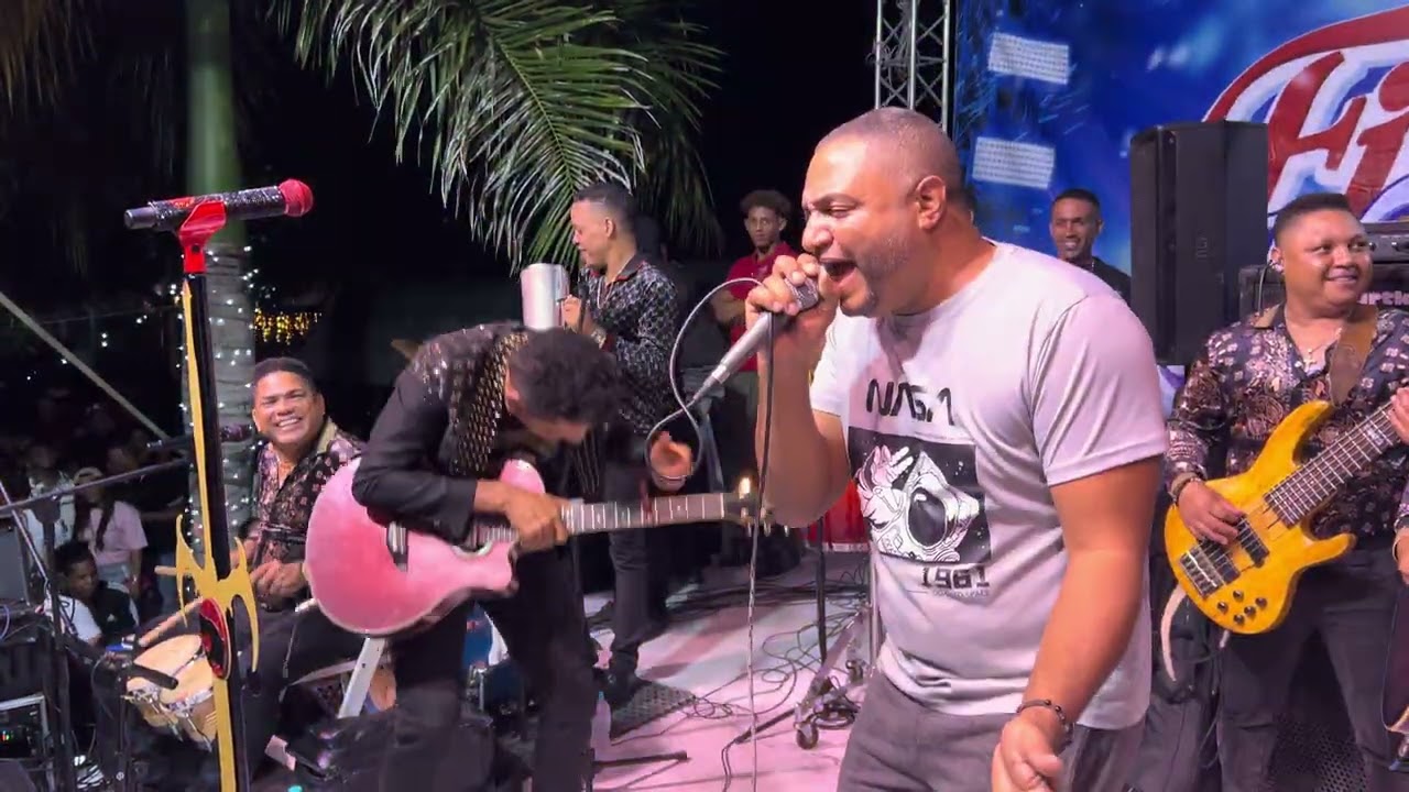 El Varón De La Bachata Sube Un Artista  cantar La Flor y este fue lo Que Paso