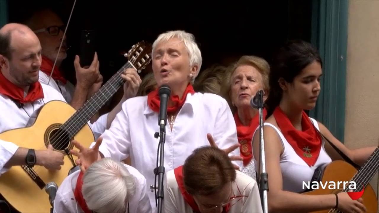 MARI CRUZ CORRAL CANTA POR ÚLTIMA VEZ A SAN FERMÍN EN LA PROCESIÓN DEL 7 DE JULIO