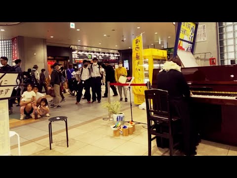【感動】駅でエモい曲を演奏したら、突然誰かが歌い出して大変なことに…【涙そうそう】泣ける歌
