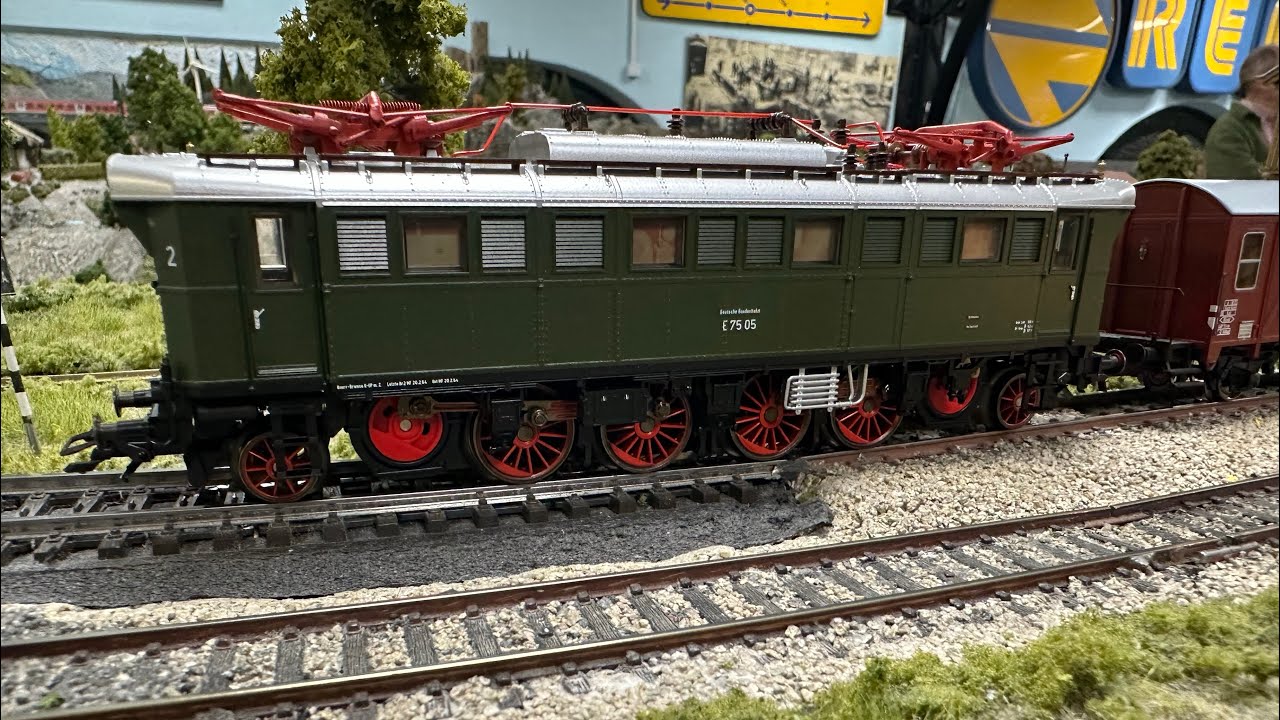 E75 05 DB mit Guterzug 