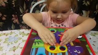 Развивающие занятия с ребенком в виде настольной игры - учим цвета. Надя играет в пазл и учит цвета.