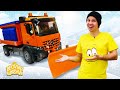 Видео для детей ВЕСЕЛАЯ ШКОЛА — Снегоуборочная машинка чистит каток — Игрушки и машинки для малышей