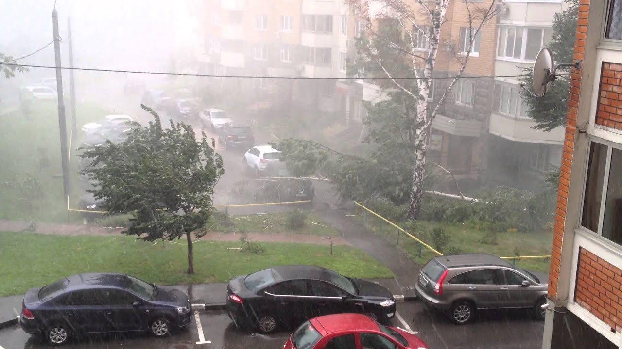Машину повредило градом Машину повредило градом