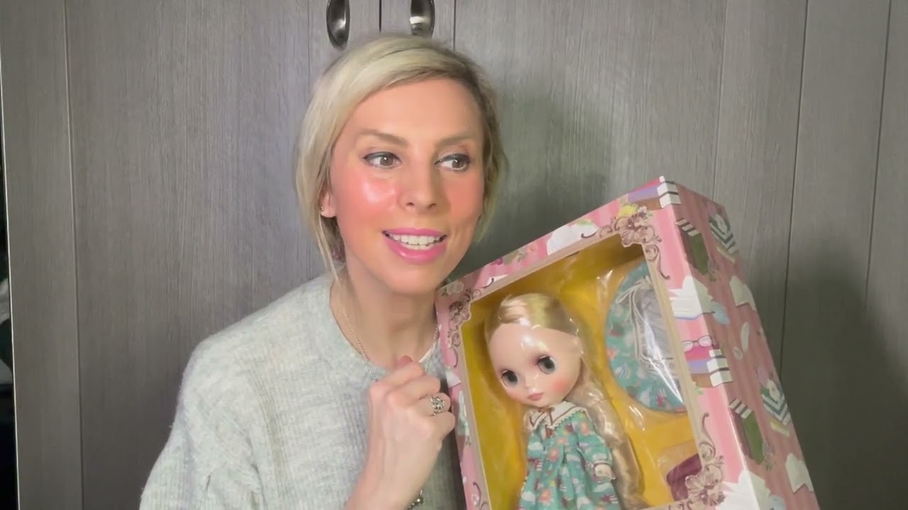Kendra the Bibliophile #blythedoll #kendrathebibliophile - YouTube