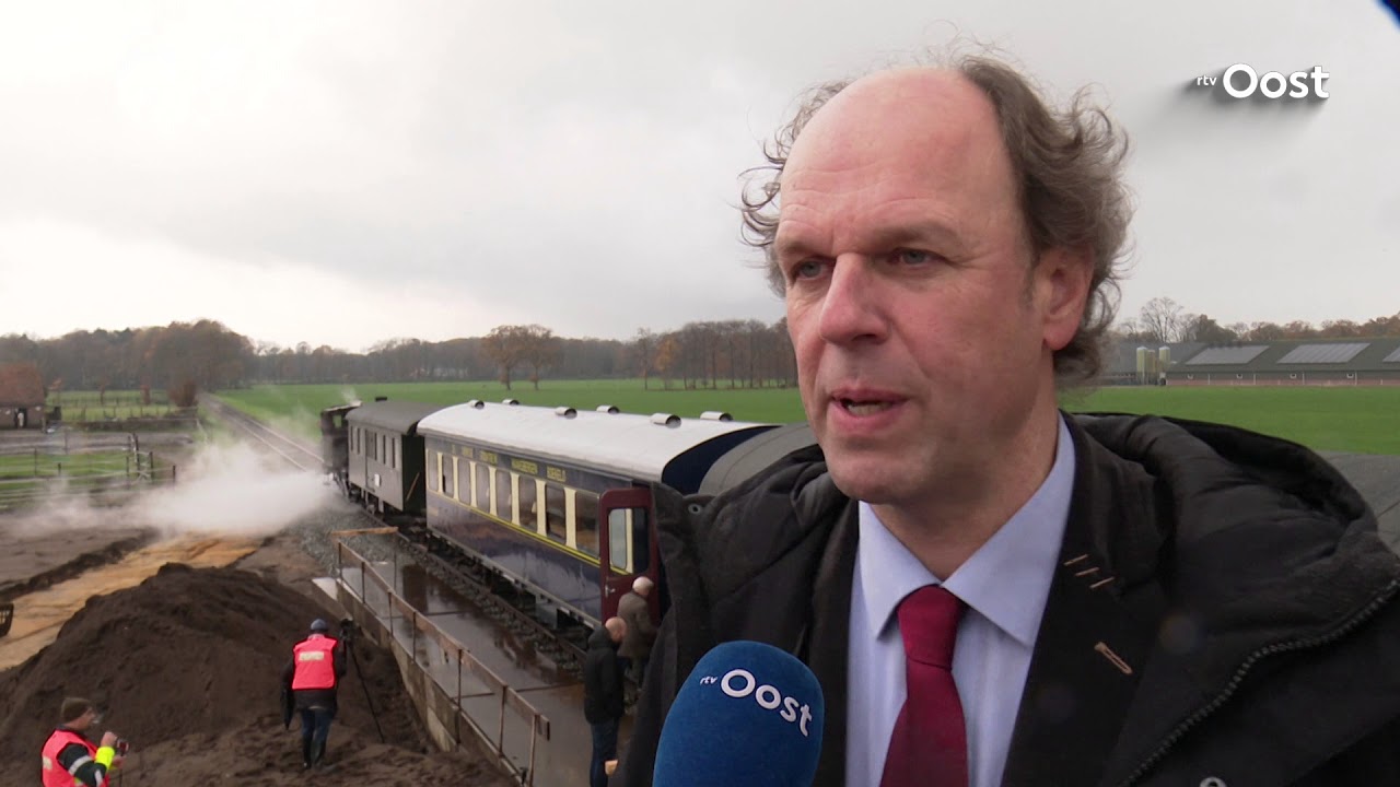 Stoomtrein rijdt voor het eerst over de nieuwe spoorbrug over de N18