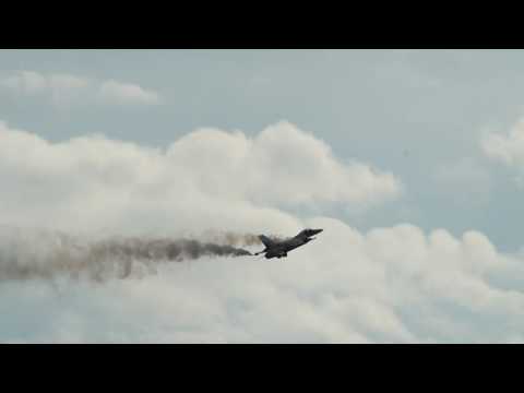 Видео: Aerofestival 2016 - Poznań Ławica - Solo Türk F-16