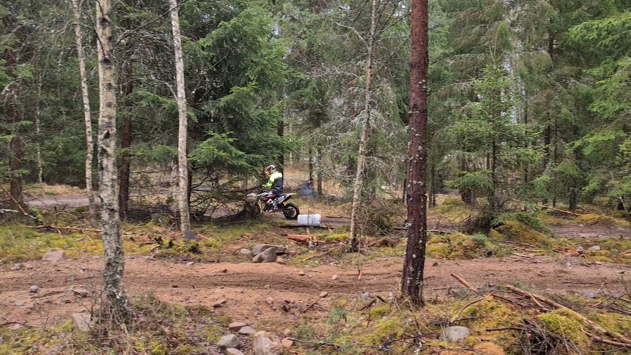 Elton kör cross i skogen