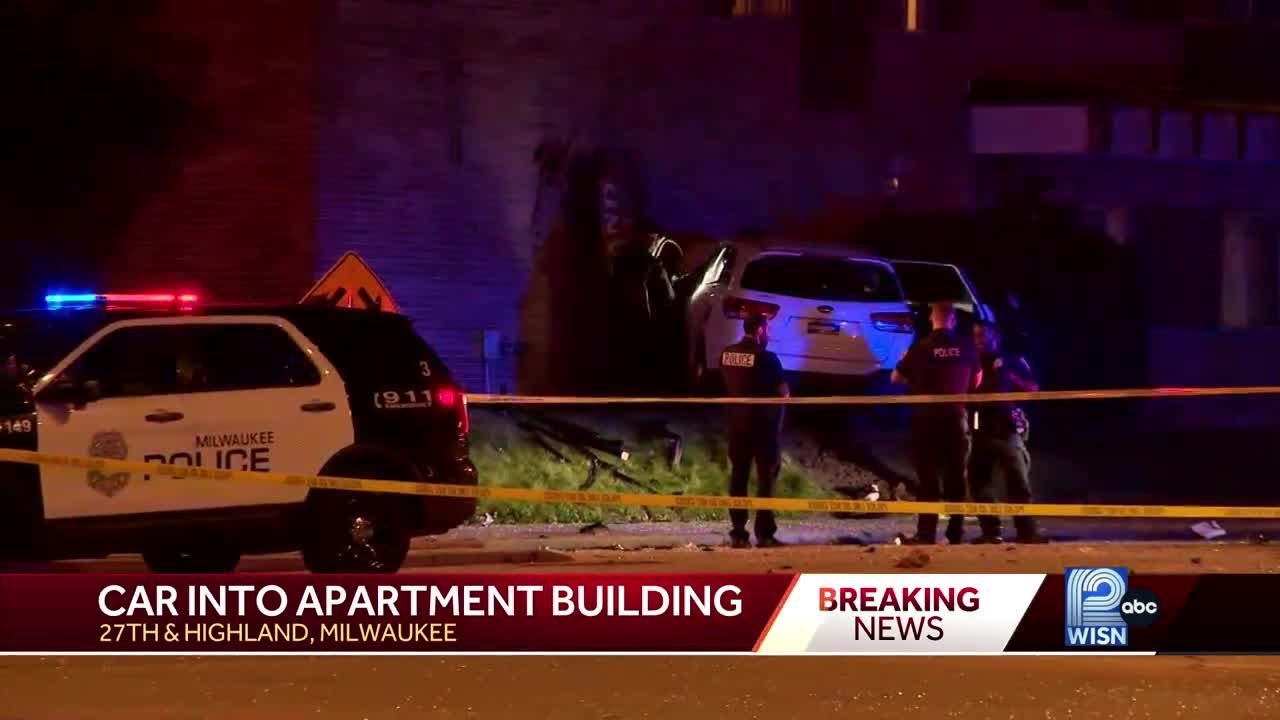 Car crashes into an apartment building - YouTube
