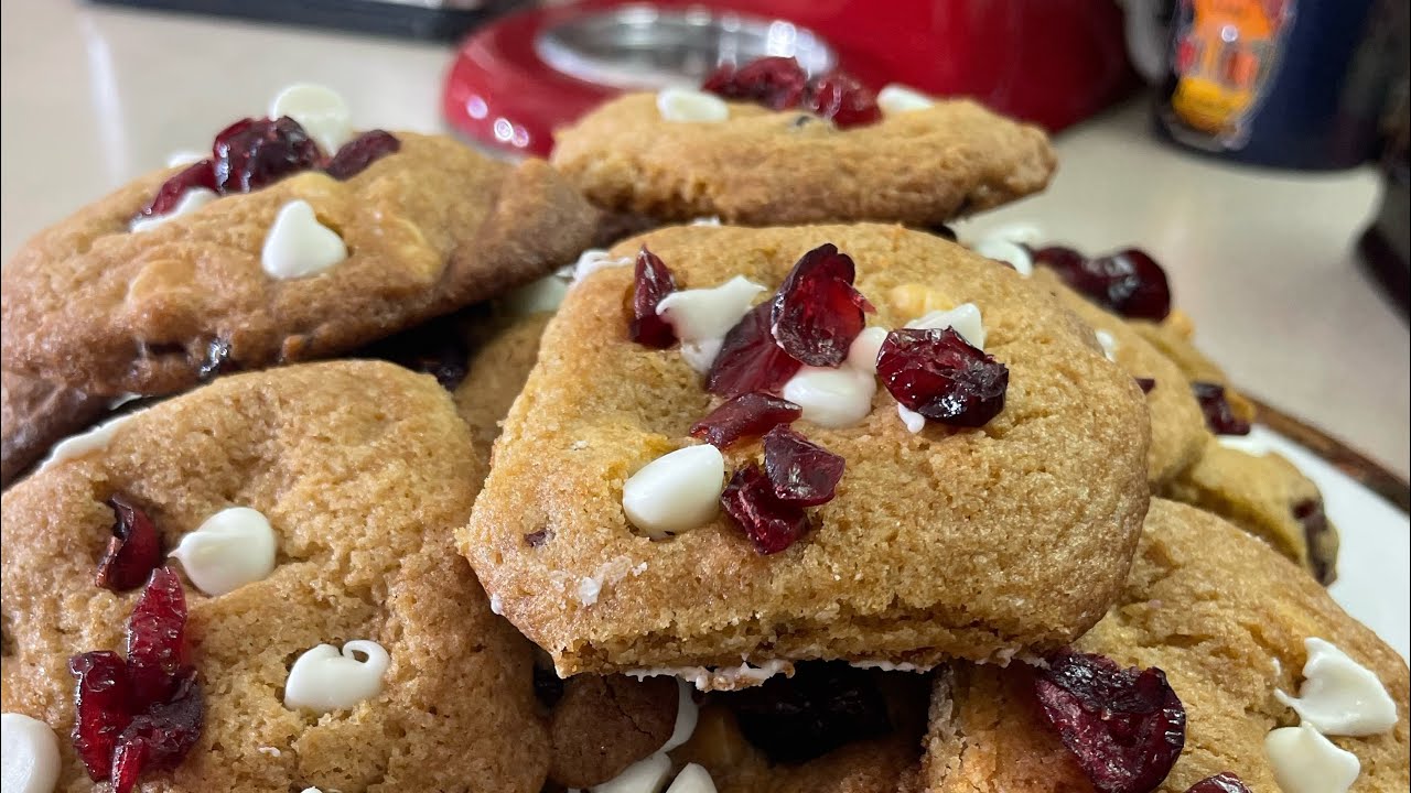 A PERFECTLY FESTIVE CHRISTMAS COOKIE/OLD SCHOOL CRANBERRY WHITE CHOCOLATE COOKIES/VLOGMAS DAY 7