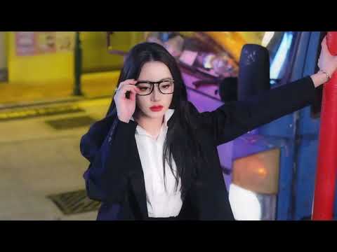 華燈初上，一卷膠片放映冬日氤氳夜晚的時光，註目於煙火裏的華章#迪丽热巴