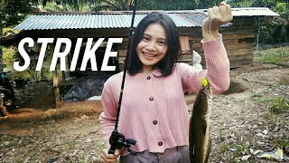 Lihat kehebatan cewek ini memancing ikan gabus !