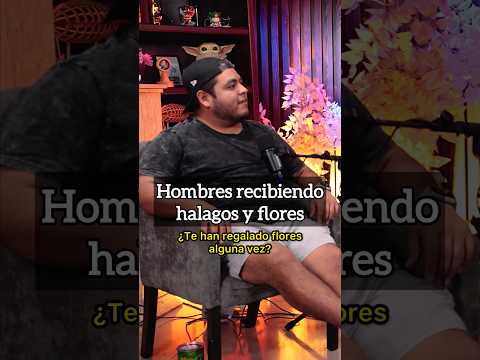 Hombres recibiendo flores y halagos.