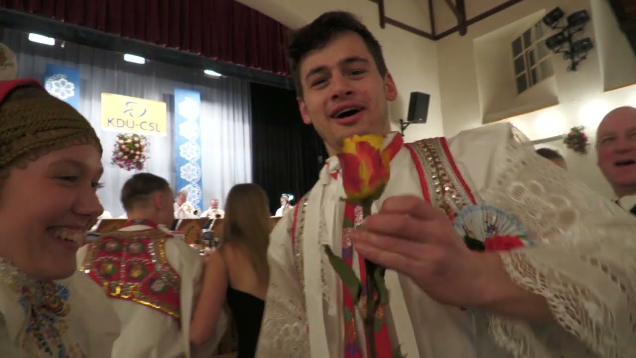 DOLNÍ BOJANOVICE - 54. TRADIČNÍ KROJOVÝ PLES na Podluží (růžičky od tanečníků přímo na parketě)