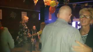 lenie en Chelene aan het dansen samen op feest van Bram die 50 werd