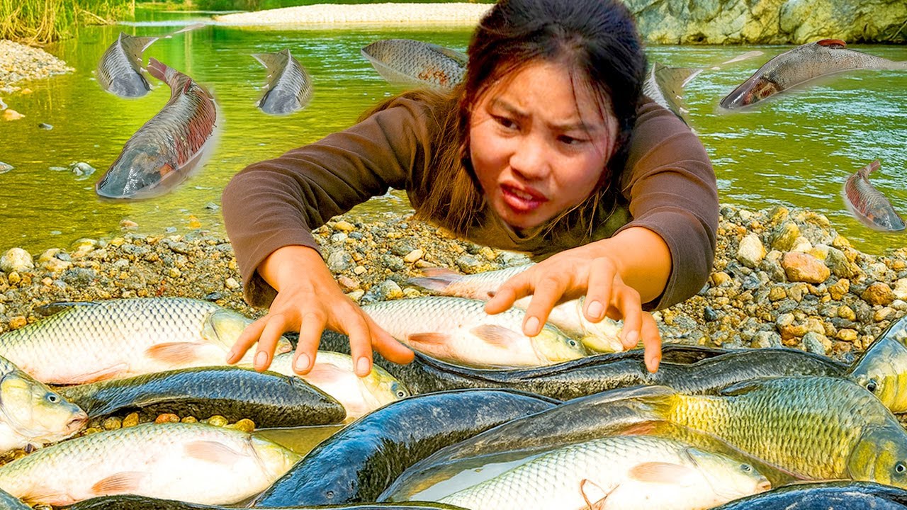 Huge Catch! Mom and Daughter Found Tons of Fish to Sell at the Market