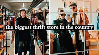 let's go to the biggest thrift store in the country // second hand home decor