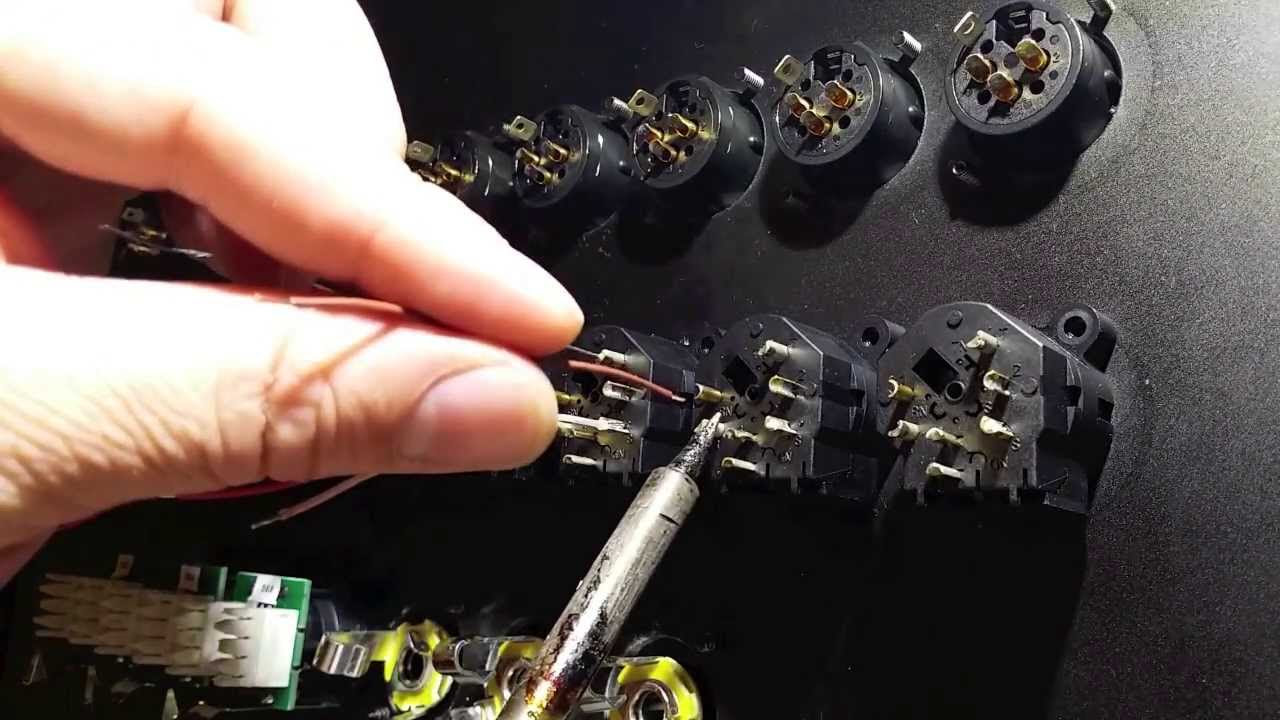 はんだ付け。XLRタイプの カモン CF-BL コネクタでマイクケーブルを