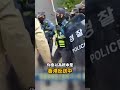 南韓青年「怒喊中共滾出去」質疑親中派作票？！蒙面警察擋選民＋打老人「如香港反送中翻版」？！@ebcCTime #shorts