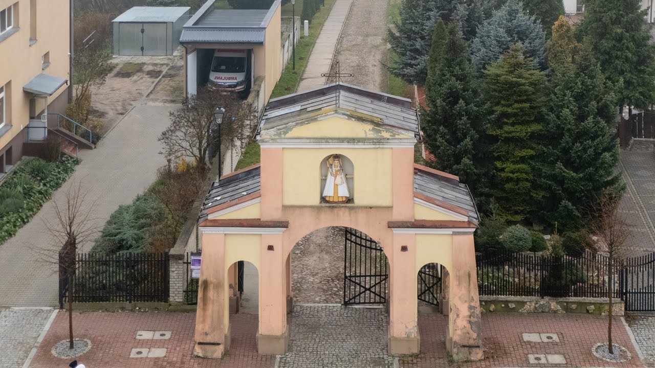 Rusza renowacja zabytkowej bramy kościelnej i odwodnienie kościoła w Zakroczymiu