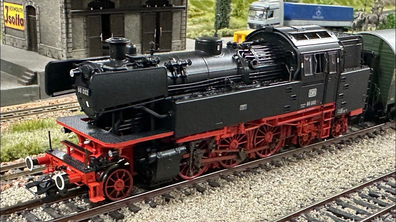 Br66 002 DB mit Silberlingen 