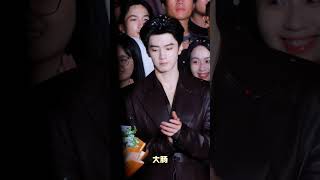 190826 Young Marshall Ao Chi was celebrating at wrap-up ceremony of drama. #ChenZheyuan#้ๅฒ่ฟ#AoChi#ๆตฎ็
