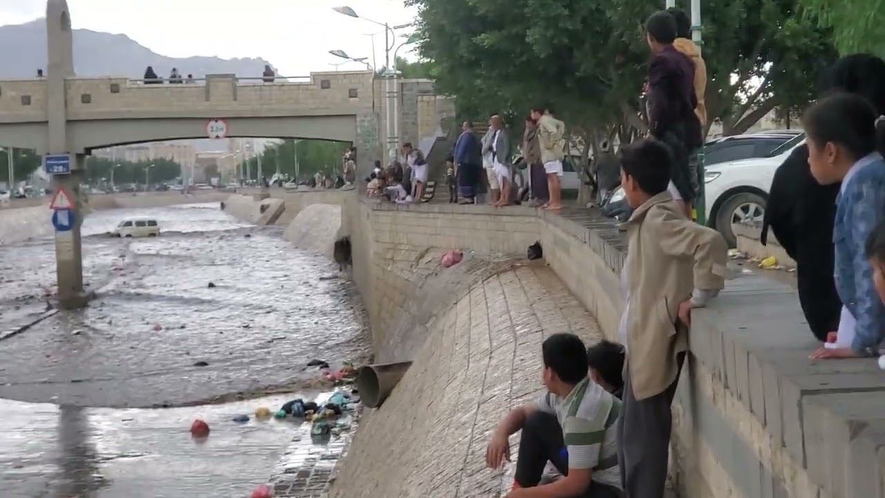 السيل في صنعاء يجرف بعض الشباب المتهورين في دخول السايلة😱😱😱😱